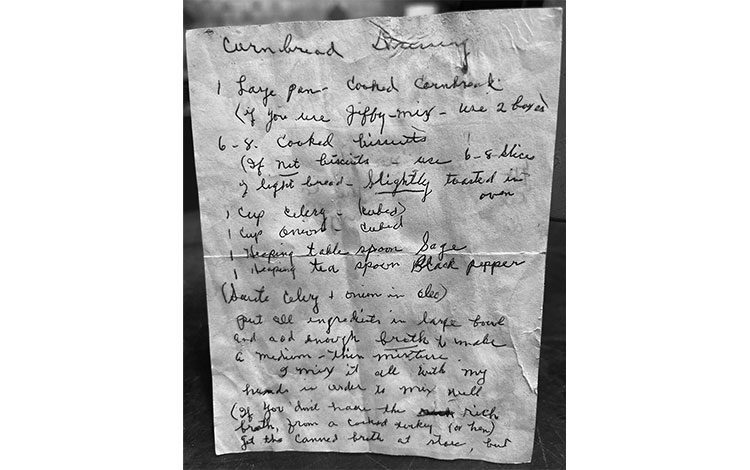 Una imagen de una receta de relleno de pan de maíz escrita a mano por la abuela de Byron Walker, Barbara.